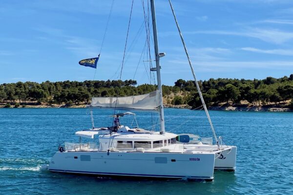 Bagira-Lagoon-450-Charter-Sibenik.-600x400