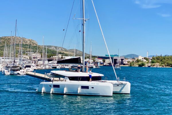 Lagoon-42-Grand-DeLuxe-II-Sibenik-Yachting-2000-Charter-in-Croazia.-jpeg-600x400