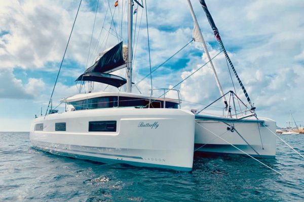 Lagoon-46-Butterfly-Yachting-2000-600x400